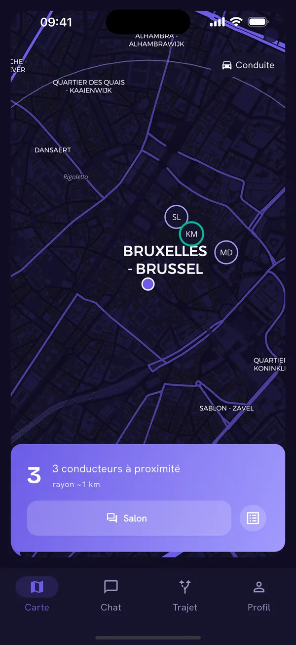 Écran « Carte » de l’app CoJam : un plan sombre du centre de Bruxelles avec trois pastilles pour les conducteurs proches et un point violet pour la position de l’utilisateur. En bas, un panneau indique « 3 conducteurs à proximité, rayon ~1 km » avec un bouton « Salon », au-dessus des onglets Carte, Chat, Trajet et Profil.