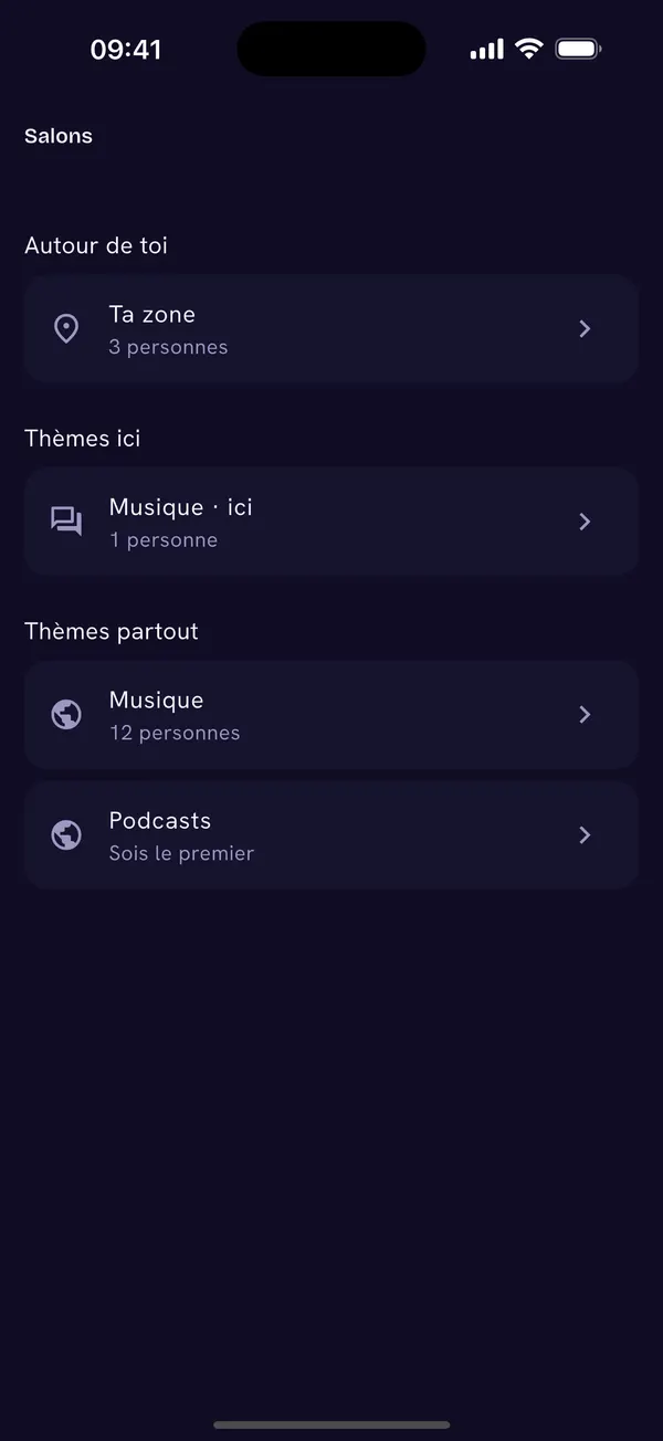 Écran « Salons » de l’app CoJam, sur fond sombre : la rubrique « Autour de toi » propose « Ta zone » (3 personnes), la rubrique « Thèmes ici » propose « Musique · ici » (1 personne), et la rubrique « Thèmes partout » propose « Musique » (12 personnes) et « Podcasts » (« Sois le premier »).
