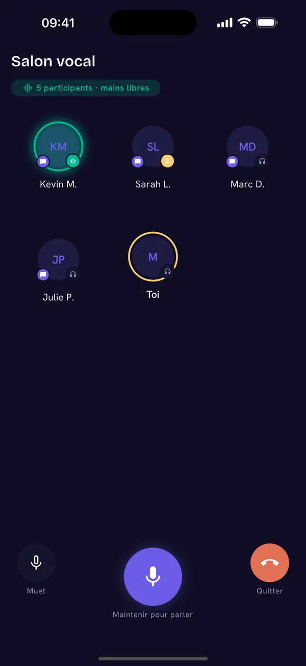 Écran « Salon vocal » de l’app CoJam : l’indication « 5 participants · mains libres », cinq avatars ronds à initiales dont celui de l’utilisateur, marqué « Toi », et en bas trois boutons : « Muet », un gros bouton micro « Maintenir pour parler » et « Quitter ».
