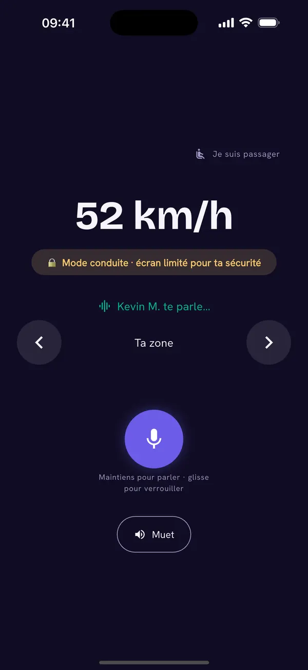 Écran du mode conduite de l’app CoJam : la vitesse « 52 km/h » en très grand, un bandeau jaune qui signale un écran limité pour la sécurité, l’indication qu’un participant parle, le salon « Ta zone » entre deux flèches, un gros bouton micro « Maintiens pour parler », un bouton « Muet » et un lien « Je suis passager ».