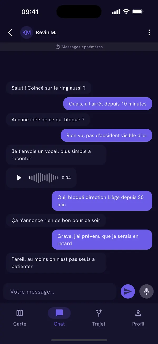 Écran « Chat » de l’app CoJam : une conversation en messages éphémères entre deux conducteurs coincés dans un bouchon, avec des bulles de texte, un message vocal de 4 secondes, un champ « Votre message… » et des boutons d’envoi et de micro.